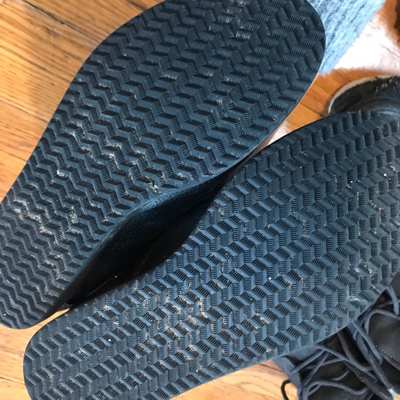 Three pair boy’s shoes: Tom’s, Perry Ellis - Picture 3 of 6